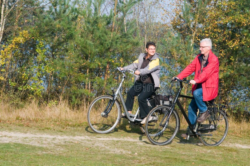 Anziani su una bici fotografia stock libera da diritti Anziani su una bici fotografia stock libera da diritti