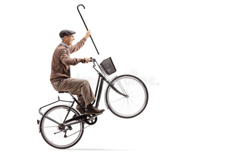 Anziano allegro con una canna che guida una bicicletta e che fa un'impennata