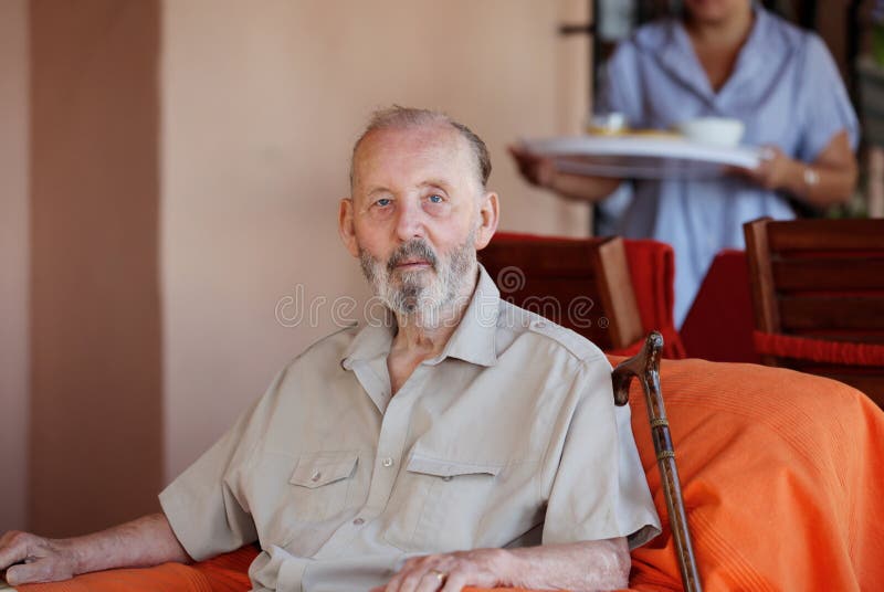 Anziano con la personale che dispensa le cure immagine stock libera da diritti Anziano con la personale che dispensa le cure immagine stock libera da diritti