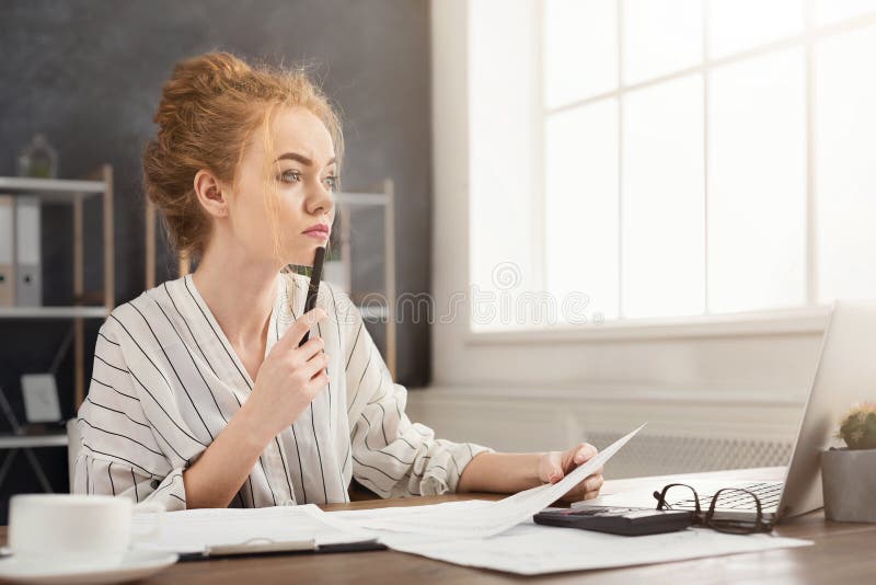 Análise da jovem mulher impressa e informação do comércio eletrónico imagem de stock Análise da jovem mulher impressa e informação do comércio eletrónico imagem de stock