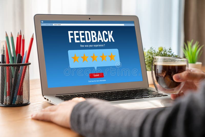 Análisis de comentarios y revisiones de clientes por software de computadora modish imagen de archivo