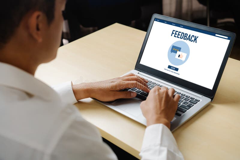 Análisis de comentarios y revisiones de clientes por software de computadora modish fotografía de archivo libre de regalías