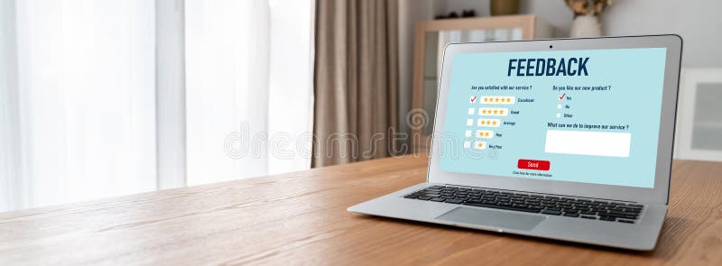 Análisis de comentarios y revisiones de clientes por software de computadora modish imágenes de archivo libres de regalías
