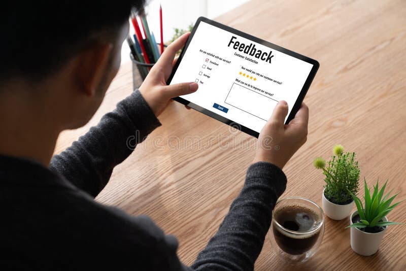 Análisis de comentarios y revisiones de clientes por software de computadora modish fotografía de archivo