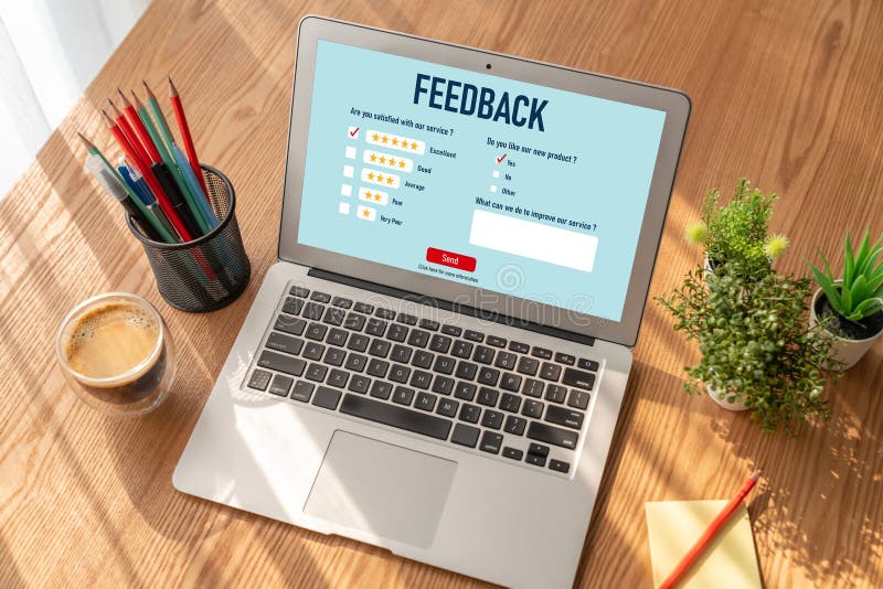 Análisis de comentarios y revisiones de clientes por software de computadora modish fotografía de archivo