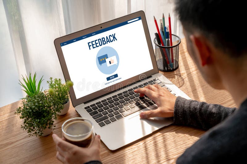 Análisis de comentarios y revisiones de clientes por software de computadora modish foto de archivo libre de regalías
