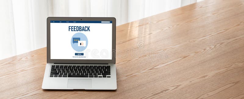 Análisis de comentarios y revisiones de clientes por software de computadora modish fotos de archivo libres de regalías