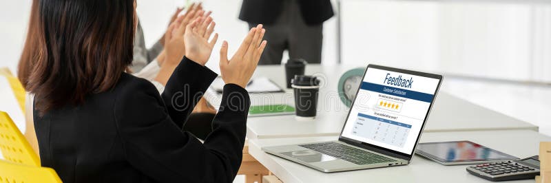 Análisis de comentarios y revisiones de clientes por software de computadora modish imágenes de archivo libres de regalías