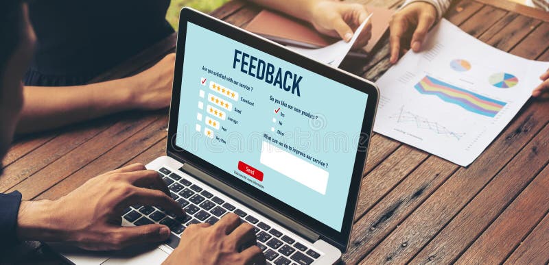 Análisis de comentarios y revisiones de clientes por software de computadora modish imágenes de archivo libres de regalías