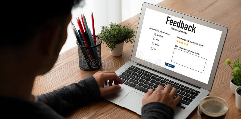 Análisis de comentarios y revisiones de clientes por software de computadora modish fotografía de archivo libre de regalías
