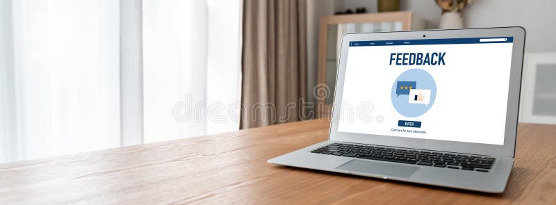 Análisis de comentarios y revisiones de clientes por software de computadora móvil fotos de archivo libres de regalías