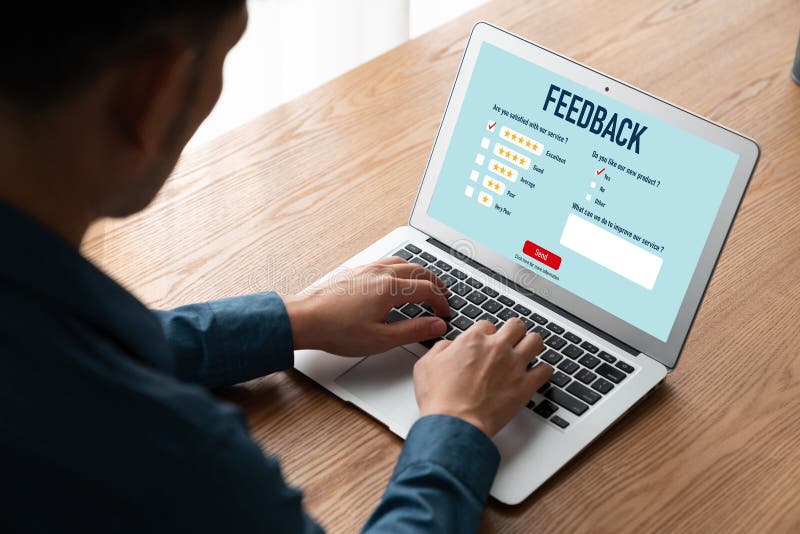 Análisis de comentarios y revisiones de clientes por software de computadora móvil fotografía de archivo