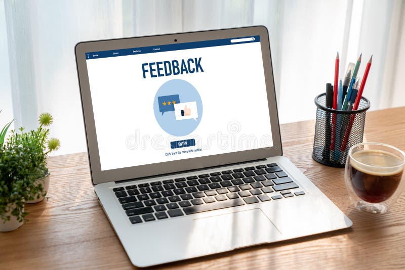 Análisis de comentarios y revisiones de clientes por software de computadora móvil fotos de archivo libres de regalías