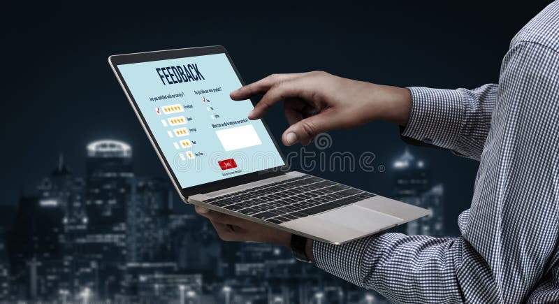 Análisis de comentarios y revisiones de clientes por software de computadora móvil foto de archivo libre de regalías