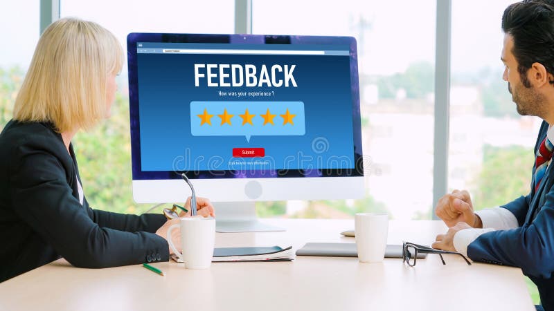 Análisis de comentarios y revisiones de clientes por software de computadora móvil. Análisis de comentarios y revisiones por parte de los clientes mediante software informático moderno para empresas