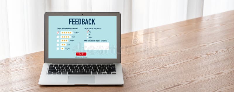 Análisis de comentarios y revisiones de clientes por software de computadora móvil imagen de archivo libre de regalías