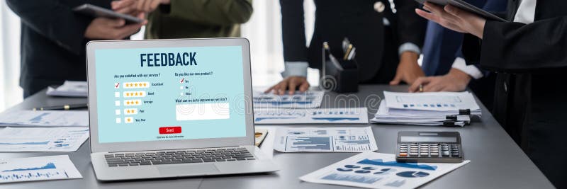 Análisis de comentarios y revisiones del cliente por software de computadora brillante imágenes de archivo libres de regalías