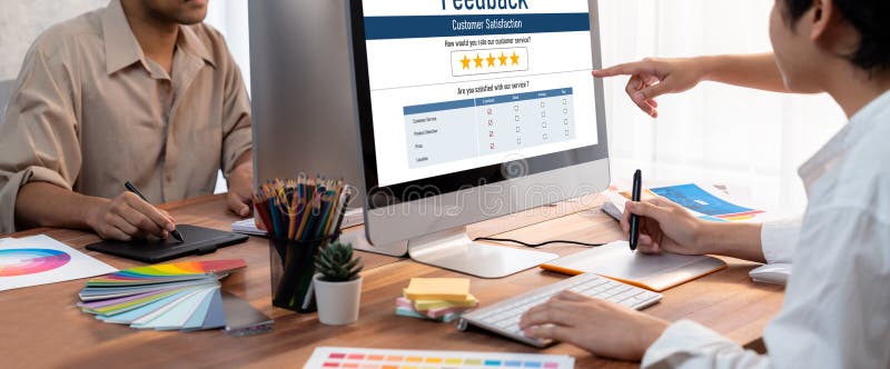 Análisis de comentarios y revisiones del cliente por software de computadora brillante foto de archivo libre de regalías