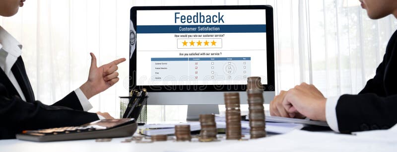 Análisis de comentarios y revisiones del cliente por software de computadora brillante imágenes de archivo libres de regalías