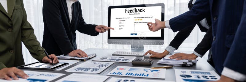 Análisis de comentarios y revisiones del cliente por software de computadora brillante foto de archivo libre de regalías