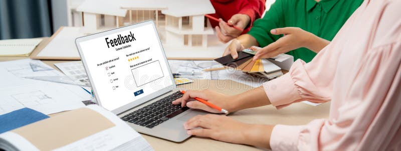 Análisis de comentarios y revisiones del cliente por software de computadora brillante fotografía de archivo libre de regalías
