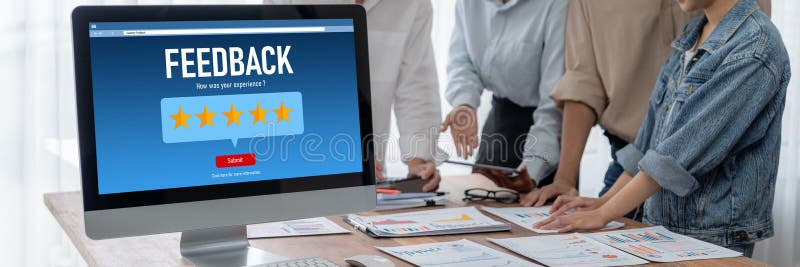 Análisis de comentarios y revisiones del cliente por software de computadora brillante fotografía de archivo