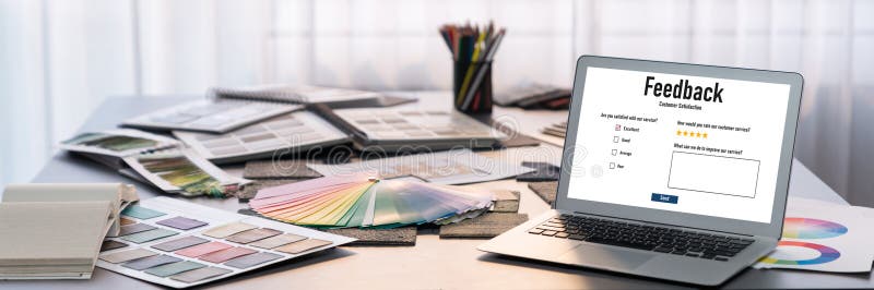 Análisis de comentarios y revisiones del cliente por software de computadora brillante foto de archivo libre de regalías