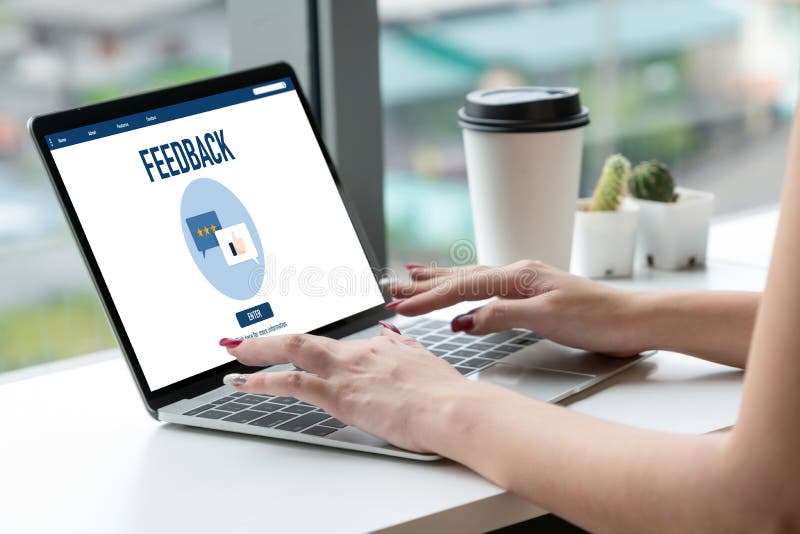 Análisis de comentarios y revisiones por parte de clientes mediante software de computadora modish foto de archivo libre de regalías
