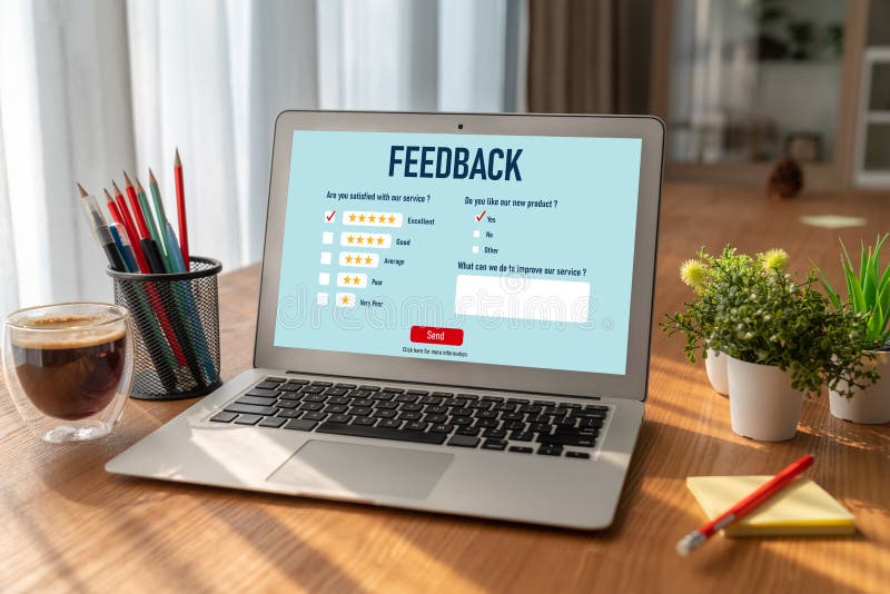 Análisis de comentarios y revisiones por parte de clientes mediante software de computadora modish foto de archivo