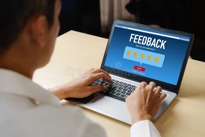 Análisis de comentarios y revisiones por parte de clientes mediante software de computadora modish foto de archivo libre de regalías