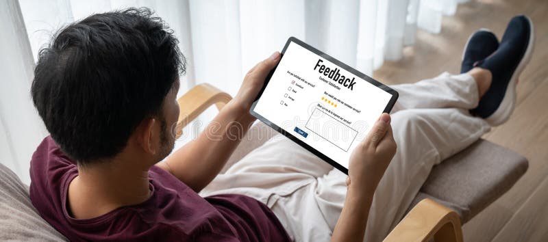Análisis de comentarios y revisiones por parte de clientes mediante software de computadora modish foto de archivo libre de regalías