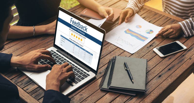 Análisis de comentarios y revisiones por parte de clientes mediante software de computadora modish imágenes de archivo libres de regalías