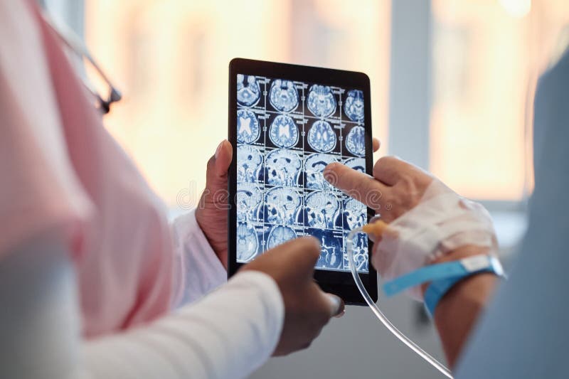 Análisis de análisis médicos en dispositivo digital Tablet fotografía de archivo
