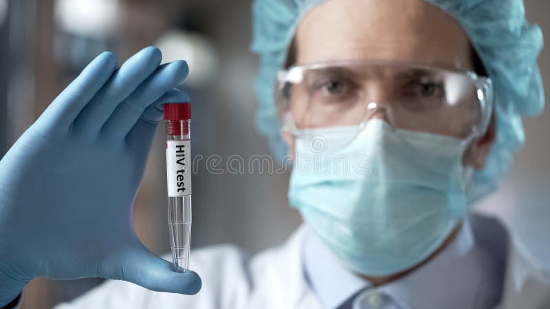 Análisis de sangre experto del laboratorio que se sostiene para los anticuerpos del VIH, prevención de la infección fotografía de archivo libre de regalías Análisis de sangre experto del laboratorio que se sostiene para los anticuerpos del VIH, prevención de la infección fotografía de archivo libre de regalías