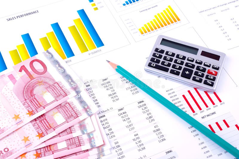 Análisis financiero con las cartas y el dinero foto de archivo libre de regalías Análisis financiero con las cartas y el dinero foto de archivo libre de regalías