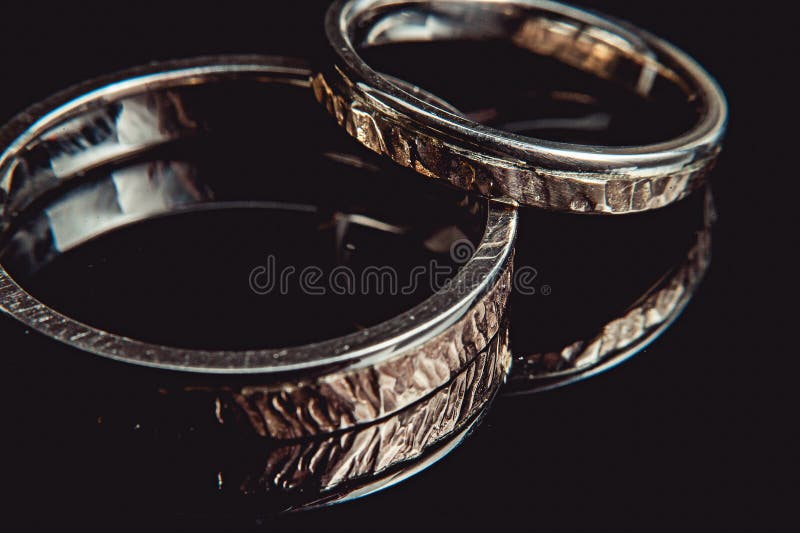Anéis martelados do weddin no fundo preto Macro foto de stock Anéis martelados do weddin no fundo preto Macro foto de stock