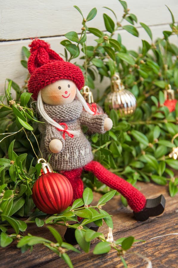 Anões de chapéu vermelho no mercado de Natal ao ar livre Uma atração popular pelas festas de inverno Sobre fundo de madeira fotografia de stock royalty free Anões de chapéu vermelho no mercado de Natal ao ar livre Uma atração popular pelas festas de inverno Sobre fundo de madeira fotografia de stock royalty free