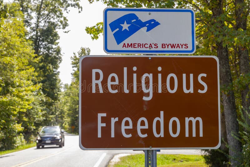 Anúncio na entrada de uma das pistas cênicas marienses chamada liberdade religiosa