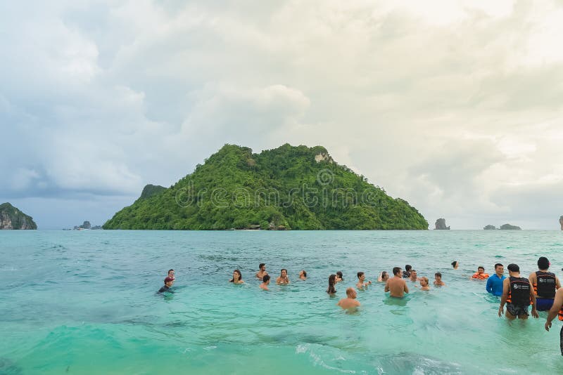 AO NANAG, THAILNAD-AUG 16, 2019: Путешественник с острова Ао Нана играет в море в провинции Краби стоковое изображение rf AO NANAG, THAILNAD-AUG 16, 2019: Путешественник с острова Ао Нана играет в море в провинции Краби стоковое изображение rf