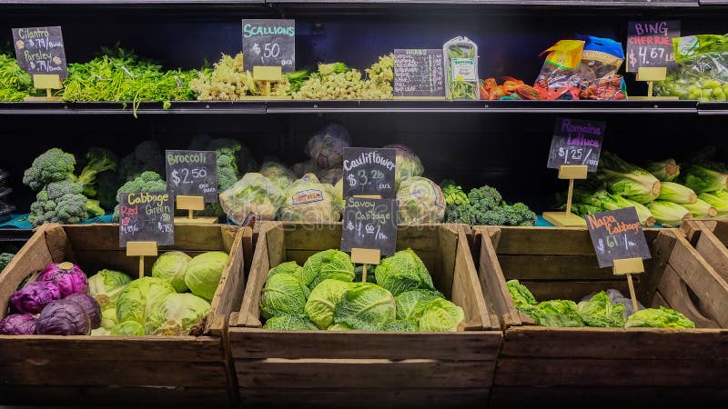 9 août 2016 - Los Angeles, Etats-Unis : Stalle de légume frais de greengrocery sur le marché de Grand Central, endroit célèbre de images stock 9 août 2016 - Los Angeles, Etats-Unis : Stalle de légume frais de greengrocery sur le marché de Grand Central, endroit célèbre de images stock