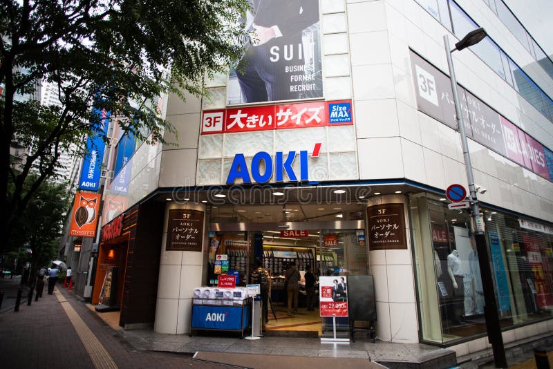 AOKI es una tienda especializada popular de la ropa del negocio en Japón imágenes de archivo libres de regalías AOKI es una tienda especializada popular de la ropa del negocio en Japón imágenes de archivo libres de regalías
