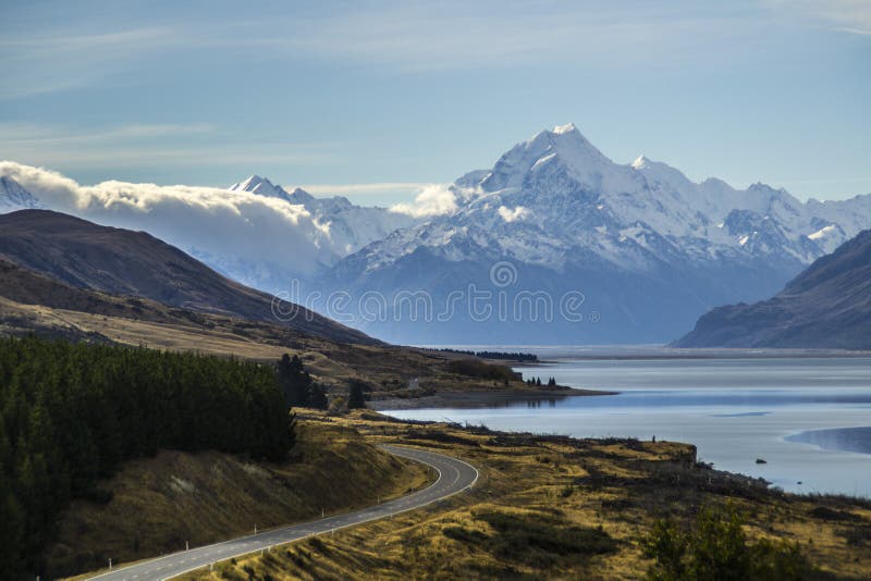 Aoraki, jeziorny Pukaki widok od peter punktu obserwacyjnego/góry Cook, drogi i turkusu, obraz royalty free Aoraki, jeziorny Pukaki widok od peter punktu obserwacyjnego/góry Cook, drogi i turkusu, obraz royalty free