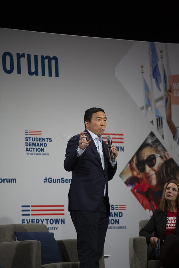 10 AOÛT 2019 - DES MOINES, IA/USA : Andrew Yang parle photo libre de droits 10 AOÛT 2019 - DES MOINES, IA/USA : Andrew Yang parle photo libre de droits