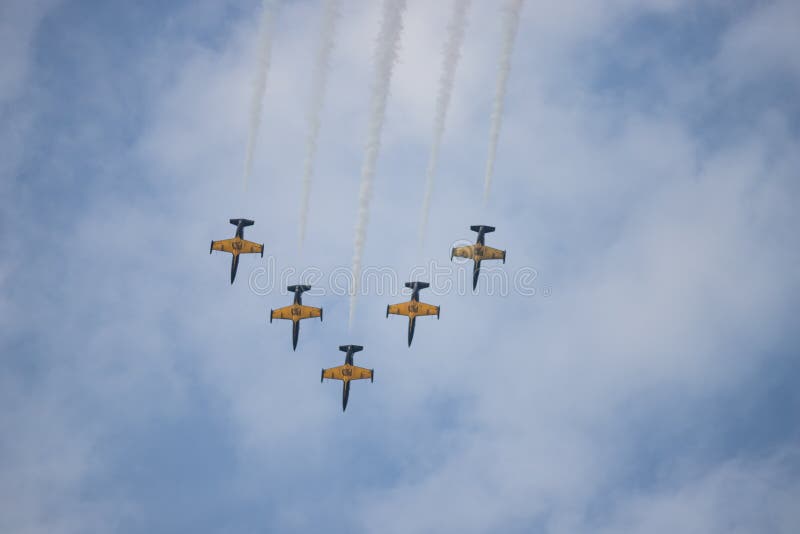 18 AOÛT 2019 KAZAN, RUSSIE : cinq avions de chasse volent dans le ciel nuageux en V