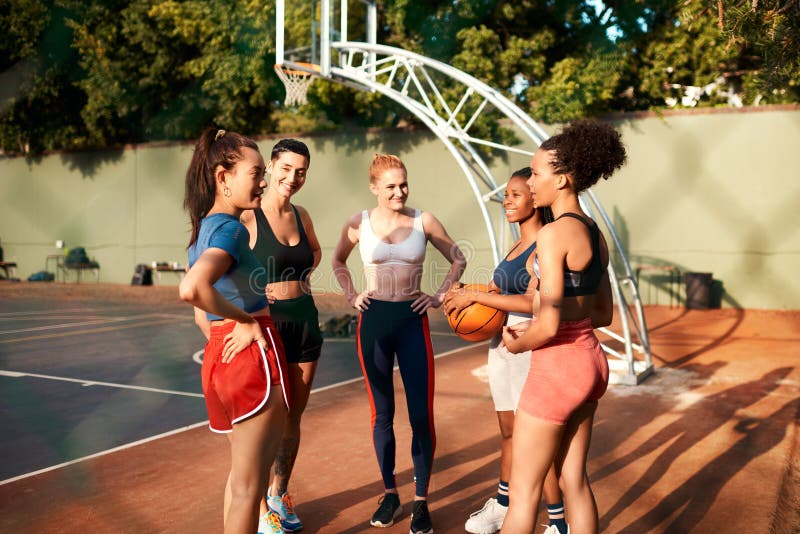 Foto Grupo de pessoas jogando basquete durante o dia – Imagem de