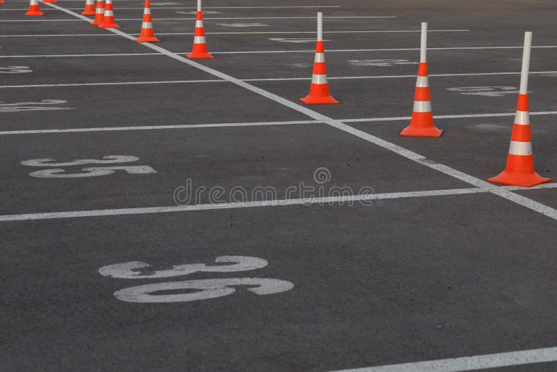 Aparcamiento de coches con marca blanca y cono de tráfico en la calle uso signo de advertencia en carretera Conos de tránsito com fotos de archivo libres de regalías Aparcamiento de coches con marca blanca y cono de tráfico en la calle uso signo de advertencia en carretera Conos de tránsito com fotos de archivo libres de regalías