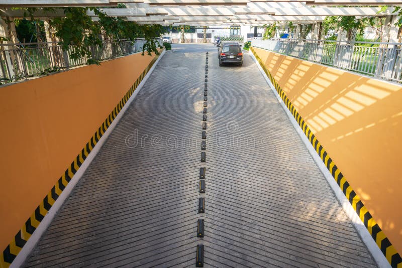 Concreto Carretera Rampa Aparcamiento Garaje De La Rampa De Garaje Con  Líneas Amarillas En El Lado, Camino A Aparcamiento Fotos, retratos,  imágenes y fotografía de archivo libres de derecho. Image 83884423