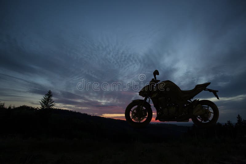 Aparcamiento De Motos Con Fondo De Puesta De Sol. Moto Ciclista. Silueta De  Motobike. Viaje Y Estilo De Vida Moto Concepto Imagen de archivo - Imagen  de paisaje, exterior: 214623747