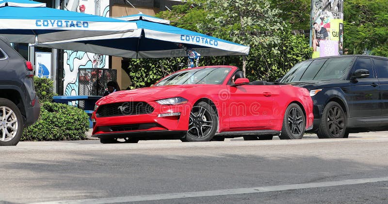 Aparcamiento rojo de Ford Mustang Convertible Is Parallel