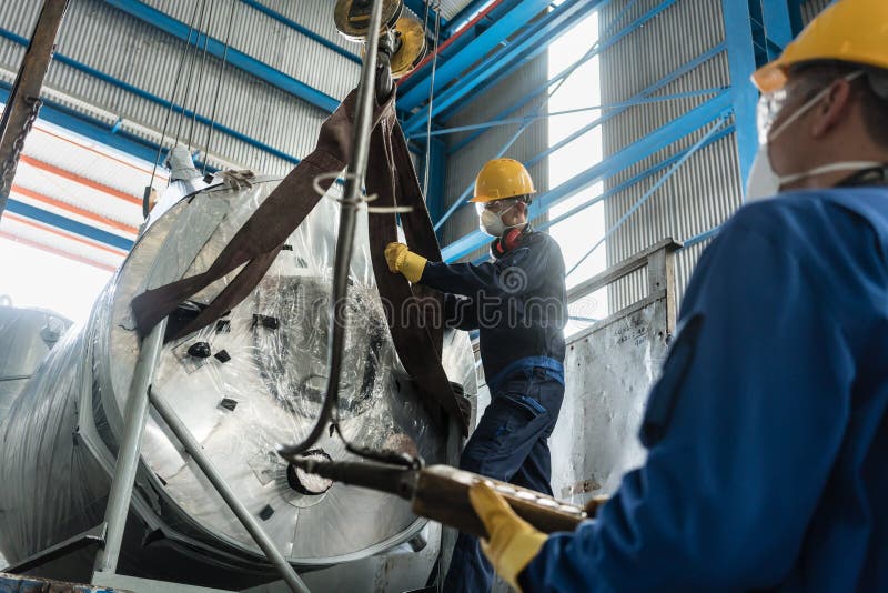 Aparelho de manutenção dos trabalhadores para levantar caldeiras industriais imagem de stock Aparelho de manutenção dos trabalhadores para levantar caldeiras industriais imagem de stock